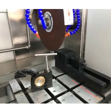 Macchina da taglio metallografica a 3 assi